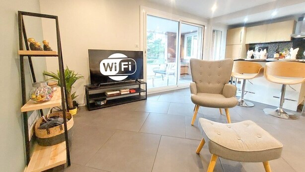 Un soggiorno moderno con un divano, una TV e un simbolo Wi-Fi.