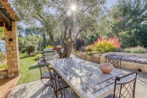 Outdoor dining - Magnificent House with Garden and Pool Sea View (Sanary-sur-Mer)