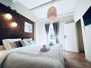 Iron/ironing board, travel cot, WiFi, bed sheets - Magnificent House with Garden and Pool Sea View (Sanary-sur-Mer)