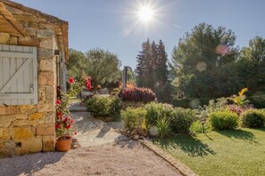 Property grounds - Magnificent House with Garden and Pool Sea View (Sanary-sur-Mer)