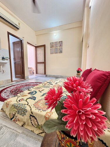 Cozy 1-bedroom apartment in pleasant Vrindavan with AC