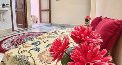 Cozy 1-bedroom apartment in pleasant Vrindavan with AC