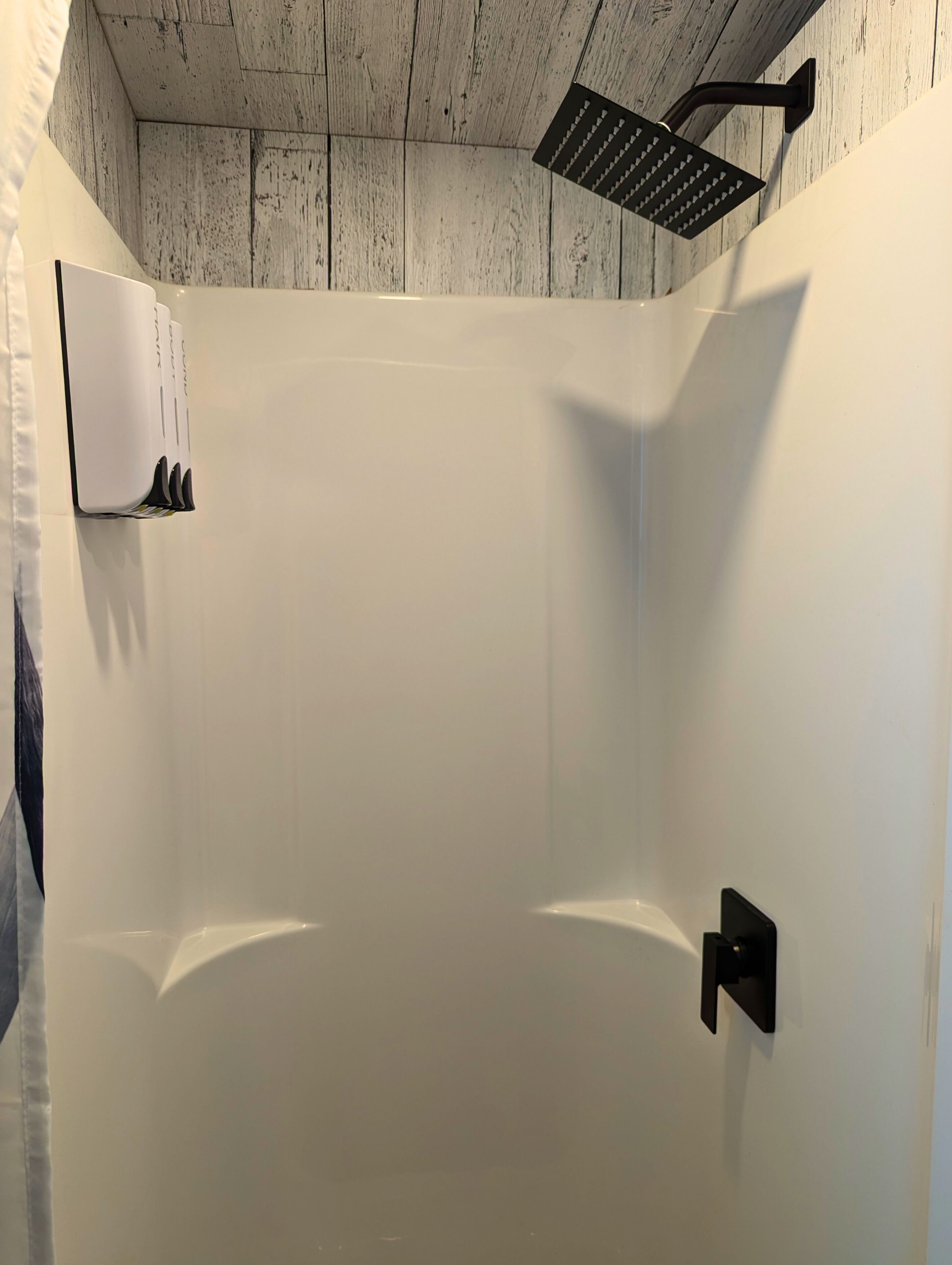 Douche, séchoir à cheveux, serviettes fournies, savon