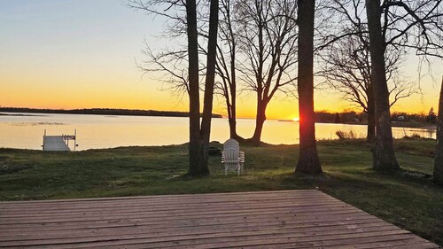 Sunset Harbor Retreat,3 bed, 2 bath w/ private launch and dock in charming Isle