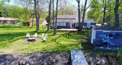 Sunset Harbor Retreat,3 bed, 2 bath w/ private launch and dock in charming Isle