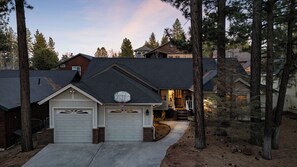 Interior - Pinecrest Lodge by Avantstay Game Room + Outdoor Dining Near Big Bear Lake + Slopes (Big Bear Lake)