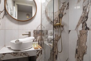 Shower, hair dryer, towels - TheBlueStay 272 - Stunning Apartment in Paris 6 (Paris)