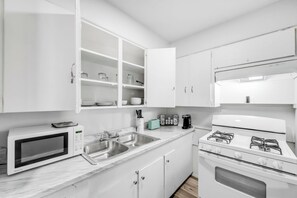 Private kitchen - Leandro Apartments  (Dallas)