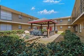 Basic Apartment, Balcony, Courtyard View | Terrace/patio - Leandro Apartments  (Dallas)
