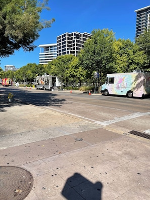Una strada con un food truck e un edificio sullo sfondo.