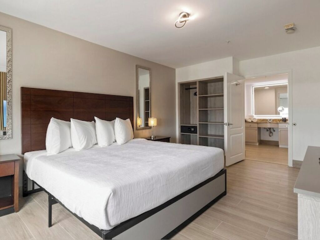 Inviting Retreat Perfect For Family Comfort & Convenience | Mall - 5.8 Miles - Houston