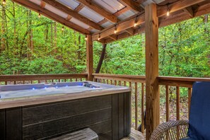 Outdoor spa tub - New Listing: Cozy Cove a Private Cabin Townsend TN (Townsend)