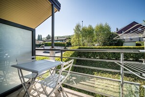 Outdoor dining - Charming 'Évian Apartment' with Lake View, Balcony and Wi-Fi (Évian-les-Bains)