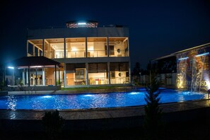 Pool - Amara Kosha Utsav Devanahalli - Six Bedroom Villa + Movies + Food (Bengaluru)
