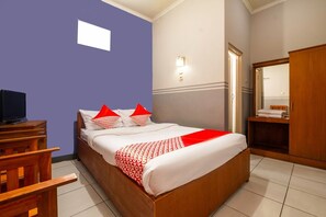 1 bedroom, desk, free WiFi, bed sheets - Luxury Deluxe DBL Retreat W/ Free WiFi and Parking (Bandung)