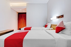 1 bedroom, desk, free WiFi, bed sheets - Luxury Deluxe DBL Retreat W/ Free WiFi and Parking (Bandung)