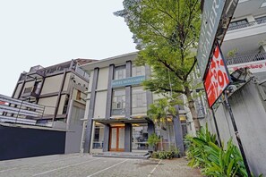 Exterior - Luxury Deluxe DBL Retreat W/ Free WiFi and Parking (Bandung)