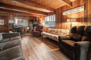 Living area - Teacher's Dream (Big Bear Lake)