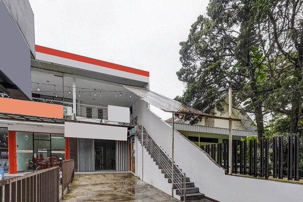 Holiday Home Exterior [summer] - Simple Cozy Single Stay with Free WiFi and Parking (Bandung)