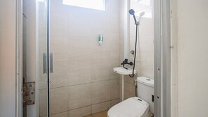Bathroom - Cozy Double Escape W/ Free WiFi and Parking (Bogor)