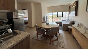 Een moderne keuken met een eethoek, een bank en uitzicht op de omgeving.