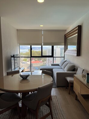 Smart TV - Great apartment with private rooftop, pool & lake view near Chante Spa, Jal. (Chantepec)