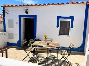Outdoor dining - Holiday Home 'Zena Houses 1' with Private Terrace and Wi-Fi (Beja)