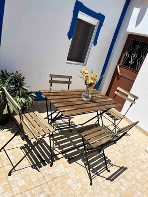 Outdoor dining - Holiday Home 'Zena Houses 1' with Private Terrace and Wi-Fi (Beja)