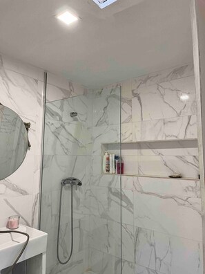 Bathroom - Holiday Home 'Zena Houses 1' with Private Terrace and Wi-Fi (Beja)