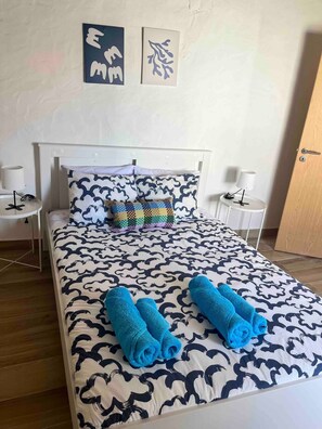 2 chambres, fer et planche à repasser, Wi-Fi, draps fournis