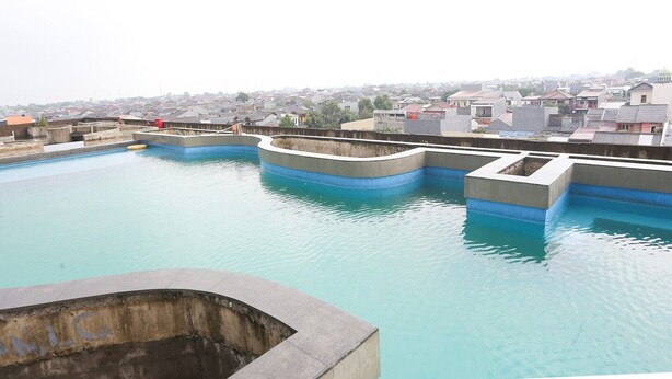 Pool - Luxury Delux Retreat W/ Free WiFi Parking and Pool (Bekasi)