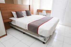 Bedroom - Luxury Delux Retreat W/ Free WiFi Parking and Pool (Bekasi)