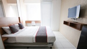 Room - Luxury Delux Retreat W/ Free WiFi Parking and Pool (Bekasi)