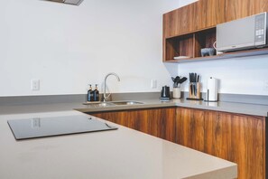 Kühlschrank, Mikrowelle, Ofen, Herdplatte
