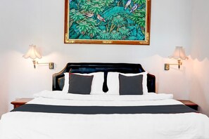 1 bedroom, desk, free WiFi, bed sheets - Luxury Deluxe DBL Retreat W/ Free WiFi and Parking (Bandung)
