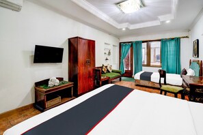 Room - Luxury Deluxe DBL Retreat W/ Free WiFi and Parking (Bandung)