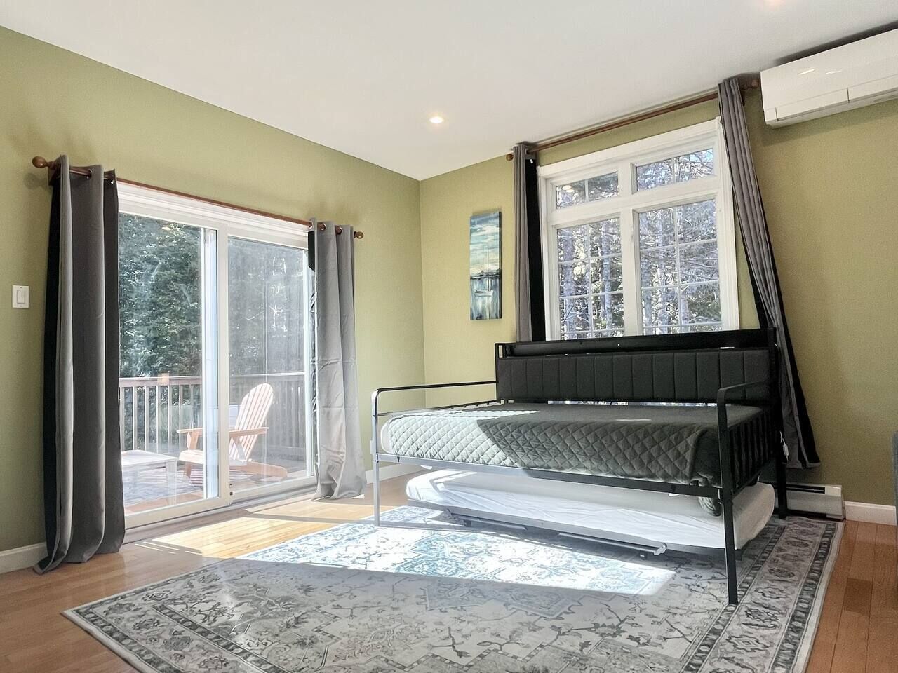 4 habitaciones, escritorio y tabla de planchar con plancha 