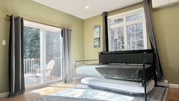 4 habitaciones, escritorio y tabla de planchar con plancha