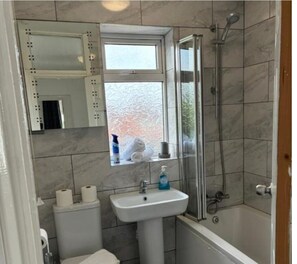 Hair dryer, towels, soap, shampoo - Clifford House (Coventry)