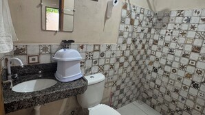 A bathroom with a sink, toilet, and shower. - Urra Village Pousada Atins (Atins)
