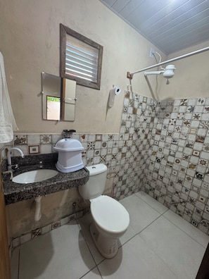 Dusche, HandtĂŒcher, Seife, Shampoo