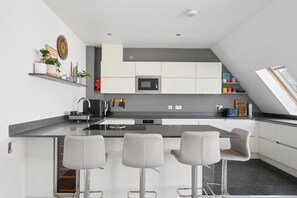 Fridge, microwave, oven, stovetop - Modern Apartment, Parking, Short Walk to Fistral (Newquay)