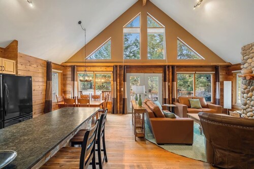 Emberwood | Hot Tub | Pool Table | Wood Fireplace