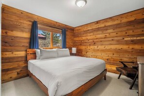 5 bedrooms, desk, WiFi, bed sheets