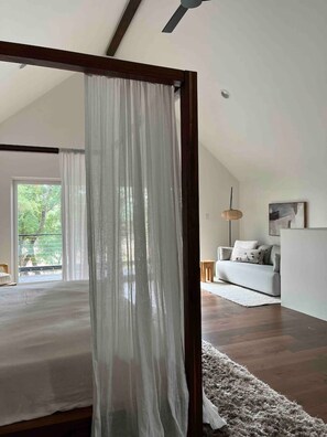 Tabla de planchar con plancha y ropa de cama