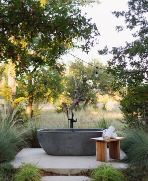 Property grounds - Hill Country Hammock Lodge (Round Mountain)