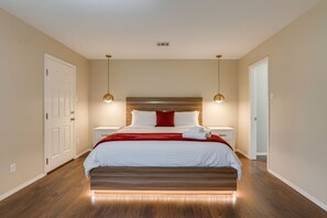 Room - Charming home in a Prime Location—Minutes to Airport and AT&T Stadium (Euless)