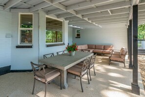 Outdoor dining - Charming home in a Prime Location—Minutes to Airport and AT&T Stadium (Euless)