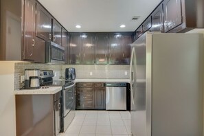 Private kitchen - Charming home in a Prime Location—Minutes to Airport and AT&T Stadium (Euless)