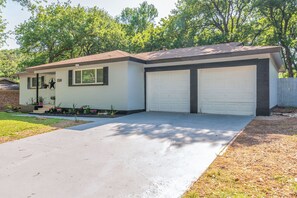 Exterior - Charming home in a Prime Location—Minutes to Airport and AT&T Stadium (Euless)